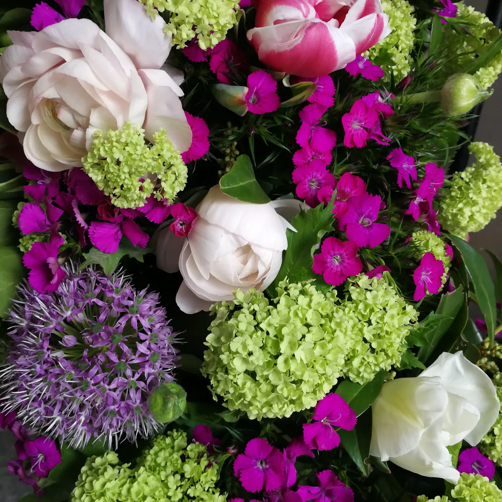 Farbenreicher Blumenstrauß in Nahaufnahme