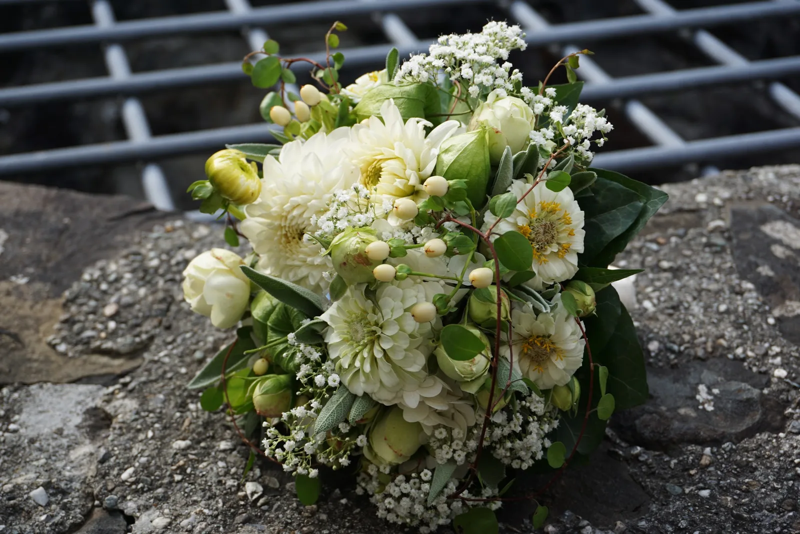 Weißer Blumenstrauß von Blumen Wanger