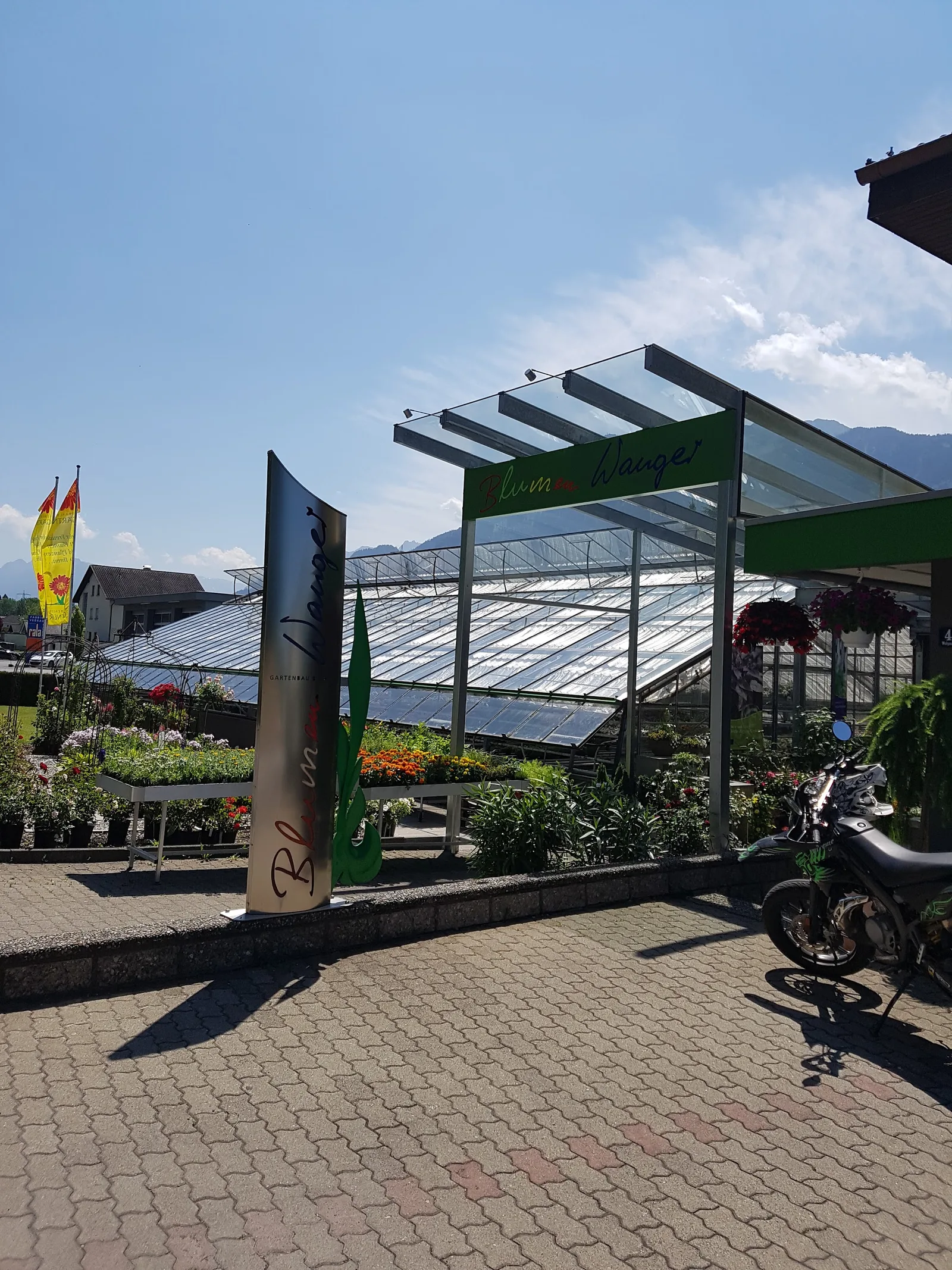 Eingang und Gewächshaus von Blumen Wanger in Schlins